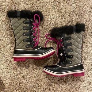 NEW WITH BOX AND TAGS Sorel Tofino Organza Boots